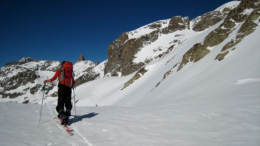 Clapier : L'ambiance change du tout au tout: du froid polaire à la fournaise.
Au fond, le gélas et la Malédie