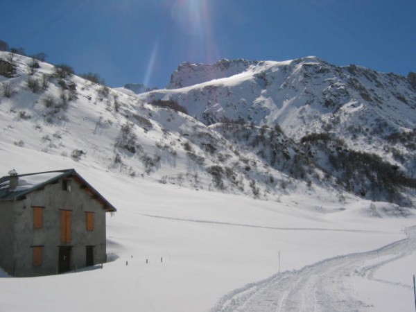 #1 De Montaimont vers le col du y : Prendre la direction du chemin que l De Montaimont vers le col du y : Prendre la direction du chemin que l'on devine sous la neige