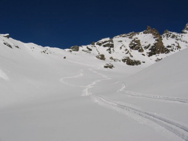 #3 Début descente côté ruisseau d : Ce côté est souvent moins skié Début descente côté ruisseau d : Ce côté est souvent moins skié