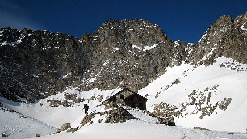#2 Refuge de Pagari : Il est mignon tout plein, sur fond de Couloir Est de la Malédie, mais pour dormir, en hiver, y Refuge de Pagari : Il est mignon tout plein, sur fond de Couloir Est de la Malédie, mais pour dormir, en hiver, y'a que dalle!
