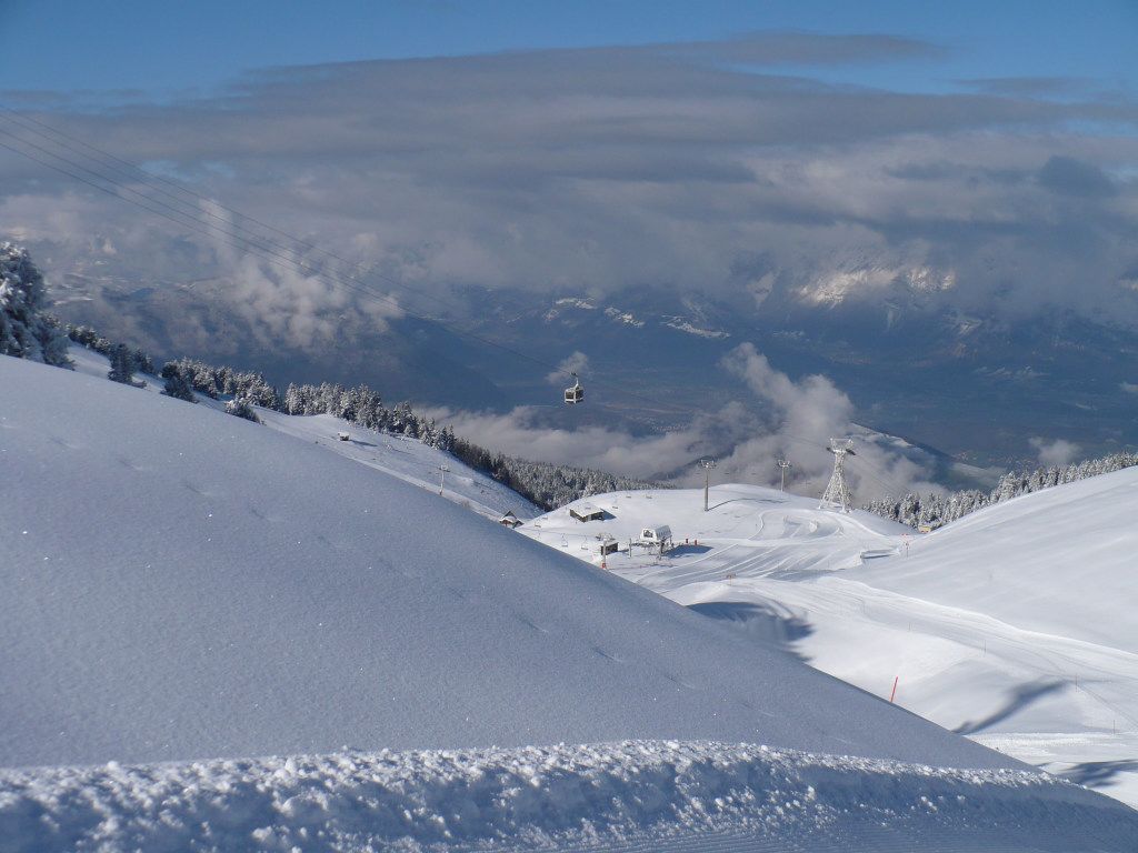 #3 Le téléphérique : Le téléphérique et les premiers nuages qui arrivent sur le Vercors. Le téléphérique : Le téléphérique et les premiers nuages qui arrivent sur le Vercors.