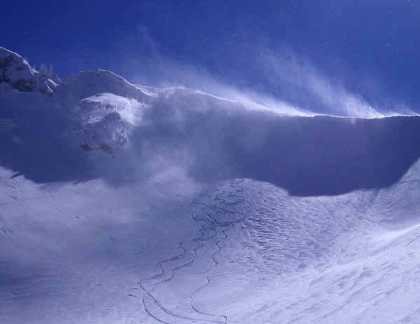 #3 Versant N du Dôme de Bellefont : Un fort vent dégage de belles fumerolles au dessus de la face N du Col de Bellefont. Nos traces devraient être bientôt recouvertes! Versant N du Dôme de Bellefont : Un fort vent dégage de belles fumerolles au dessus de la face N du Col de Bellefont. Nos traces devraient être bientôt recouvertes!