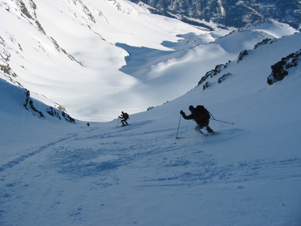 Descente du couloir final : Romu et Moms entament la descente du couloir pendant que Seb termine la montée