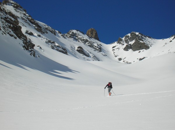 Couloir et sommet en vue : Jérôme trace en direction du petit couloir permettant d'atteindre la brèche