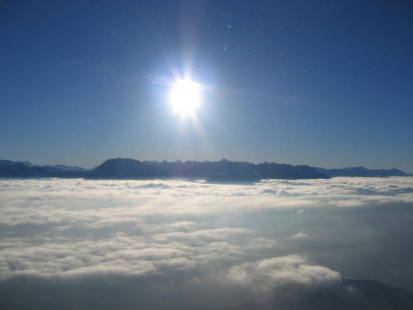 Mer de nuage : Les massifs du Taillefer et des Ecrins dépassent de la mer de nuage