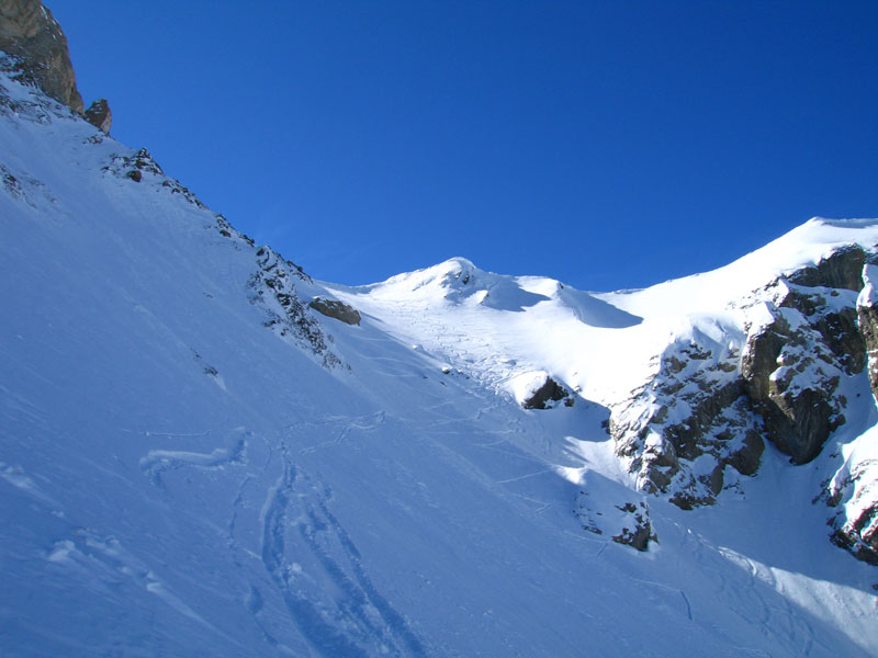 Couloir nord des Chasseurs : La section raide est près du rocher, la où passe la trace de montée.
A gauche les contrefort des Aiguilles de la Pennaz.