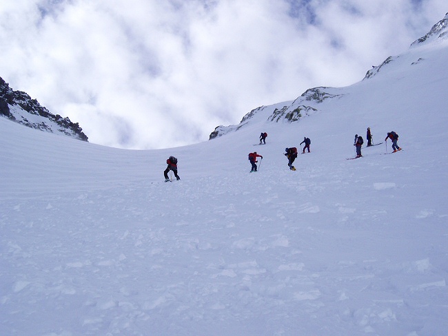 #3 A ne pas faire! : Le groupe de tête essaye de sortir de la combe, il y a une autre plaque en haut, un groupe arrive et les rejoint en surchargant la pente: pas terrible.... A ne pas faire! : Le groupe de tête essaye de sortir de la combe, il y a une autre plaque en haut, un groupe arrive et les rejoint en surchargant la pente: pas terrible....