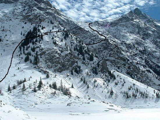 #4 Cheminement : Voila ce qu Cheminement : Voila ce qu'il ne fallait pas faire...
En montant directement dans le ravin c'était 100x meilleur et la descente super sympa.
Au lieu de descendre avec les crampons et les skis sur le sac ;o)