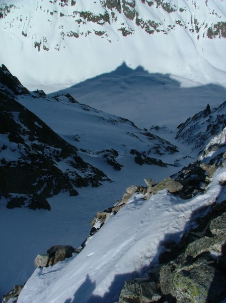 #4 couloir N depuis le haut : vue plongeante sur les pentes ombragées du couloir (vue en montant au dessus de la brèche) couloir N depuis le haut : vue plongeante sur les pentes ombragées du couloir (vue en montant au dessus de la brèche)