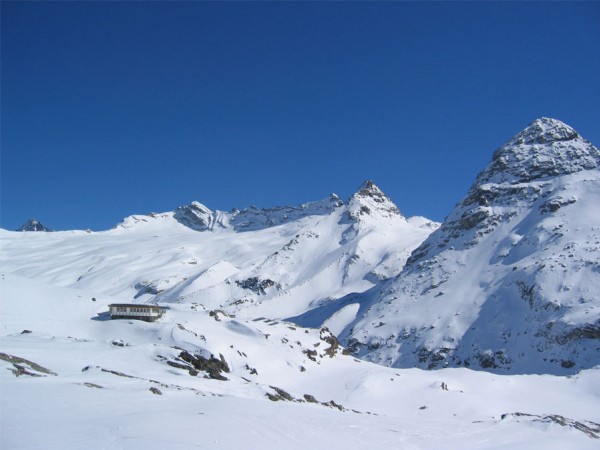 Le refuge des Evettes : Le refuge des Evettes. Au fond, les glaciers des sources de l'Arc