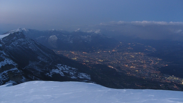 Vue sur Grenoble : La récompense au sommet... Grenoble s'embrase entourée des sommets enneigés !