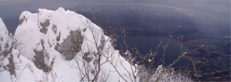 Le lac : On voit l'entrée du couloir nord à gauche entre les 2 rochers.