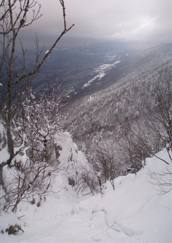 Couloir est : Avec plus de neige, ça peu en tenter qqn.