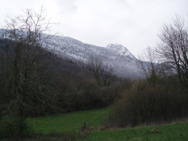 #1 Départ de la maison : Début les skis sur le dos car pas de neige avant 600m, mais déja l Départ de la maison : Début les skis sur le dos car pas de neige avant 600m, mais déja l'objectif en vue.