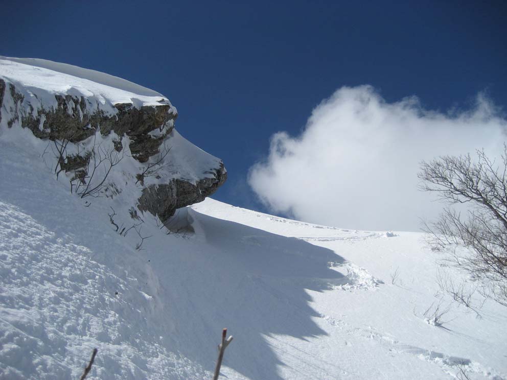 Grand Colombier : L'entrée dans le couloir NE, dommage que la végétation empêche de le skier jusqu'en bas.