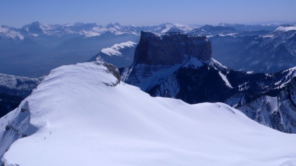 #4 Petit Veymont : Vue sur l Petit Veymont : Vue sur l'Aiguillette ou Petit Veymont, Georges et Sanfroc remettent les peaux