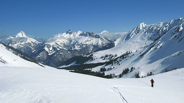 #3 Depuis le col : tous les grands sommets des Bauges sont là Depuis le col : tous les grands sommets des Bauges sont là