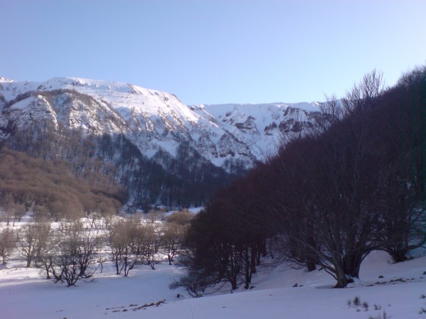 #12 Chaudefour en soirée : Départ dernière montée, Chaudefour passe à l Chaudefour en soirée : Départ dernière montée, Chaudefour passe à l'ombre. A cet endroit, j'aurais la visite d'une charmante chauve-souris qui m'a tenu compagnie pendant que je prenais mon goûter...