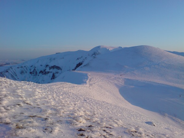 #17 Sommet crebasse : Puy de Cacagogne au premier plan (tout rond), à l Sommet crebasse : Puy de Cacagogne au premier plan (tout rond), à l'arrière plan, Puy du Ferrand prenant les derniers rayons de soleil et vue sur le haut du cirque de Chaudefour...