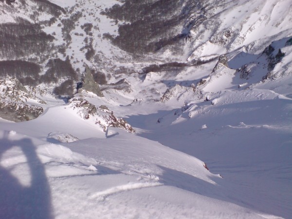 #5 Couloir du Ferrand : Les photos écrasent...sauf que si on regarde le fond de la vallée, on s Couloir du Ferrand : Les photos écrasent...sauf que si on regarde le fond de la vallée, on s'apperçoi quand même qu'il y a du gaz (départ à 50°, puis 45, puis 40). pour ce qui ne connaissent pas, le pic du Moine légèrement à gauche sur la photo.