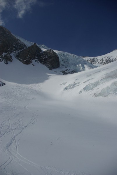 Descente sous les séracs : De la très bonne neige. Ce passage s'est fait à pieds à la montée car la neige ne portait pas et semblait bien inquiétante. Au final tout ça tenait bon, mais la descente un par un s'imposait.