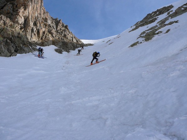 Couloir : Le couloir passe en couteaux; neige assez dure.