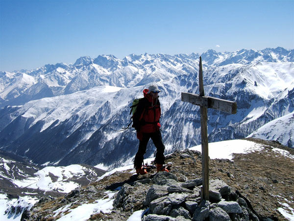 #3 PARVO : Gérard au sommet, derrière lui l PARVO : Gérard au sommet, derrière lui l'Argentera et le Matto, au bout de la croix à droite le Malinvern et en premier plan le vallon de l'Arma.