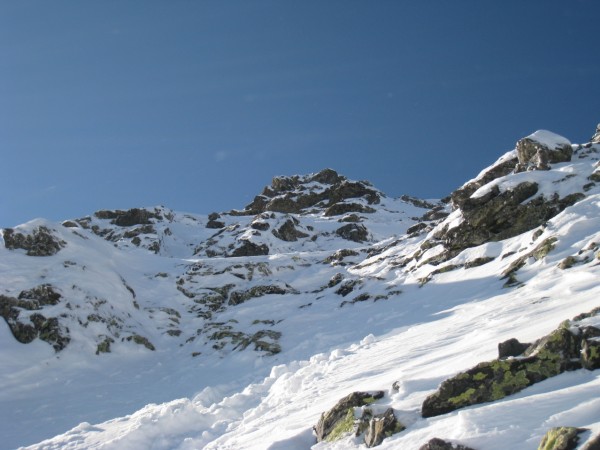 #4 Face N Petite lance Domène : Voilà le point le plus haut atteint (65m. de dénivelé sous le sommet). Ce ressaut mixte semble donner accés à une zone pas trés engageante qui débouche au sommet. Bref, pas du grand ski en perspective... Face N Petite lance Domène : Voilà le point le plus haut atteint (65m. de dénivelé sous le sommet). Ce ressaut mixte semble donner accés à une zone pas trés engageante qui débouche au sommet. Bref, pas du grand ski en perspective...