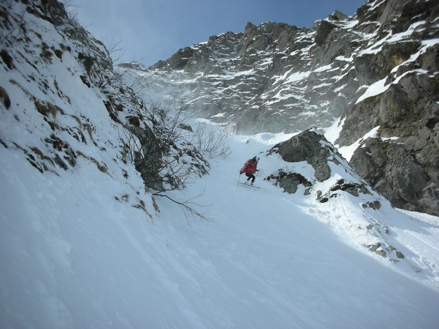 Etroiture du bas : Pied du couloir direct, saut (à droite) ou petit passage scabreux ici.