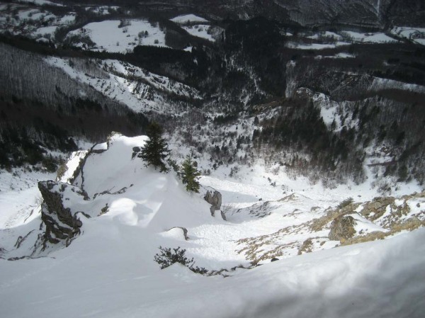 Les Avalanches : Du sommet, à gauche l' entrée dans le couloir, à droite dans la face suspendue.