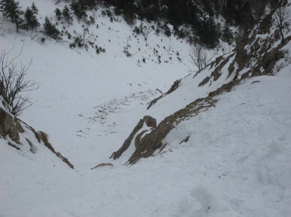 Les Avalanches : Un couloir bien déneigé, des étroitures en "dry-skiing"