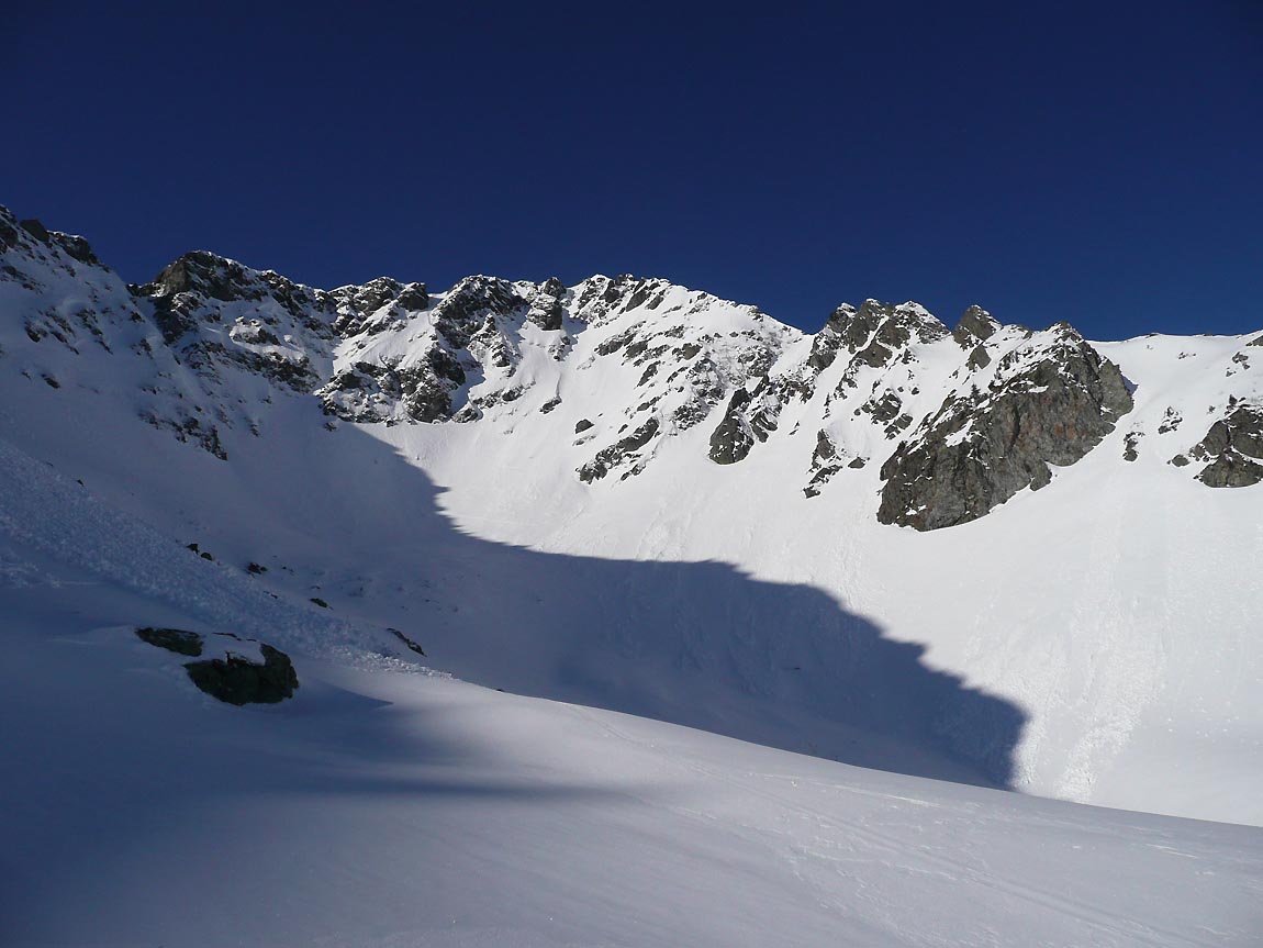 pointe du Sifflet couloir NE : l'objectif du jour. On se dit que cela doit le faire... ou pas