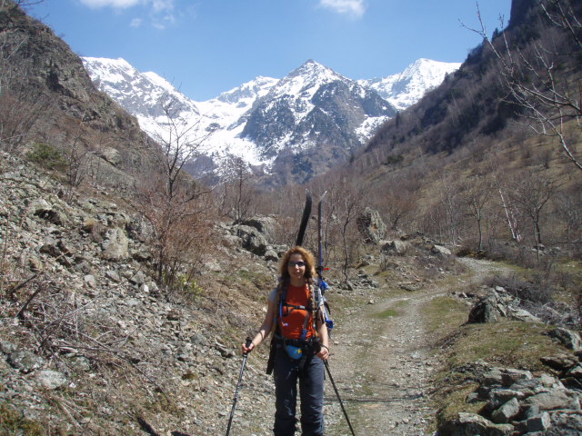 #10 Fleur dans champs : Aprés le ski un peu de portage au milieu dans fleurs. C Fleur dans champs : Aprés le ski un peu de portage au milieu dans fleurs. C'est le printemps.