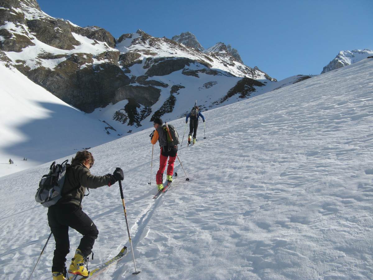 #1 Direction le lac des Vaches : Neige froide soufflée dés le départ : nous décidons d Direction le lac des Vaches : Neige froide soufflée dés le départ : nous décidons d'aller visiter une pente sud...