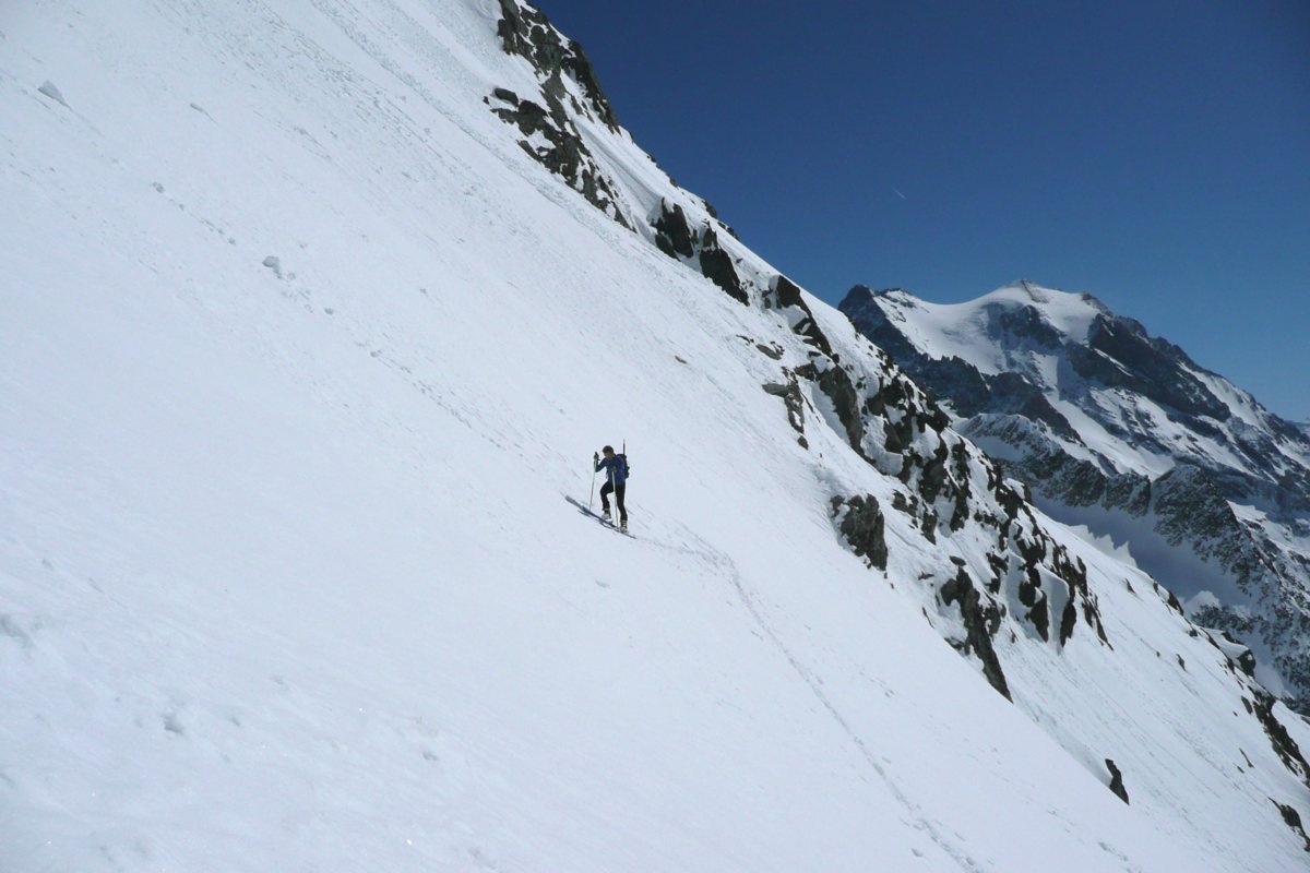 #2 montée skis aux pieds : Les 3/4 du couloir se remontent à ski montée skis aux pieds : Les 3/4 du couloir se remontent à ski
