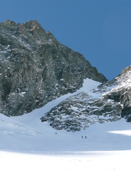 #8 Couloir maximin : Au pied du couloir (un petit point tout en haut) Couloir maximin : Au pied du couloir (un petit point tout en haut)