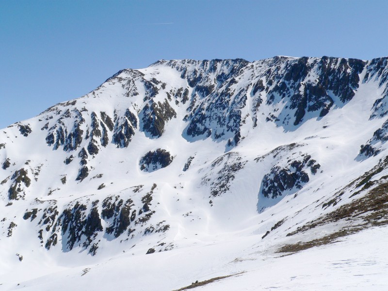 Pic de l'Estanyo : Le plus haut sommet de l'Andorre entièrement sur son territoire .