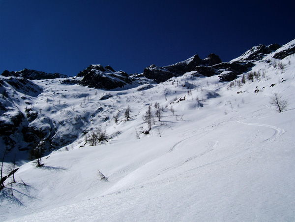 #1 Gorgia Cagna : Le sommet apparait enfin, très pointu (ce qui permet de le reconnaître aisément légèrement sur la droite sur la photo) et on devine sa pente sommitale à l Gorgia Cagna : Le sommet apparait enfin, très pointu (ce qui permet de le reconnaître aisément légèrement sur la droite sur la photo) et on devine sa pente sommitale à l'E.