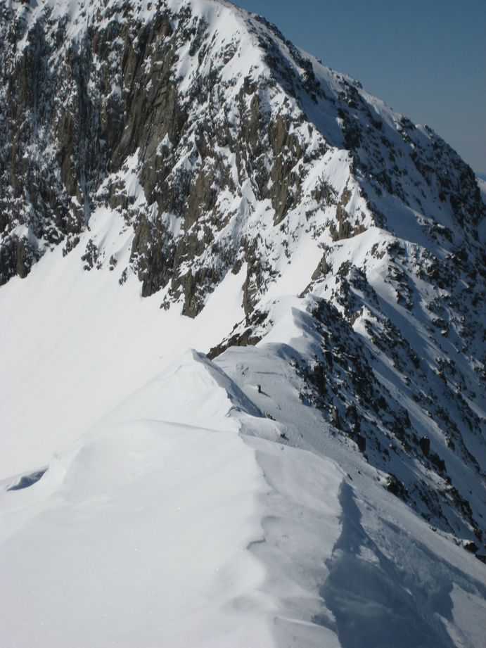 #5 Vue arête : Merci cette petite arête quand ce n Vue arête : Merci cette petite arête quand ce n'est pas plaqué ! Le petit couloir est entre le dôme de neige au soleil et la 2ème zone d'ombre en descendant l'arête