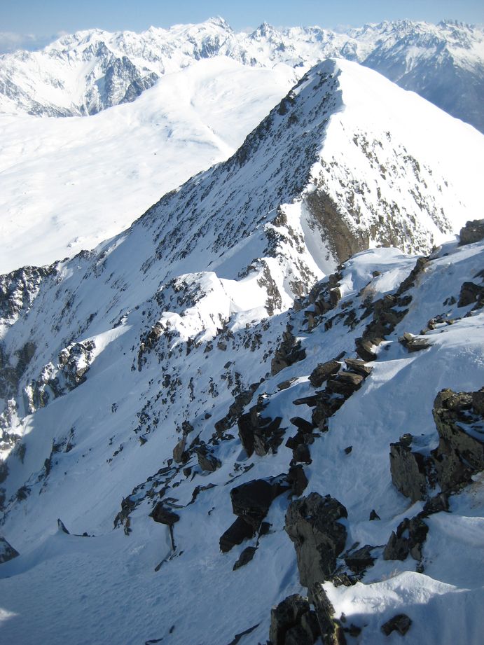 #2 Ambiance alpi facile : On descend côté Ouest pour aller chercher le petit couloir Ambiance alpi facile : On descend côté Ouest pour aller chercher le petit couloir