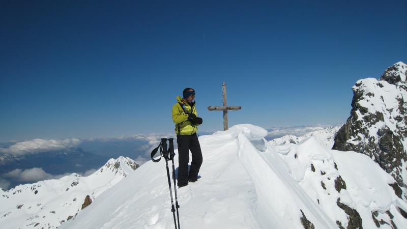 #9 Croix de Belledonne : Au sommet de la Croix. Un peu songeur au dessus du couloir SE suspendu... Croix de Belledonne : Au sommet de la Croix. Un peu songeur au dessus du couloir SE suspendu...