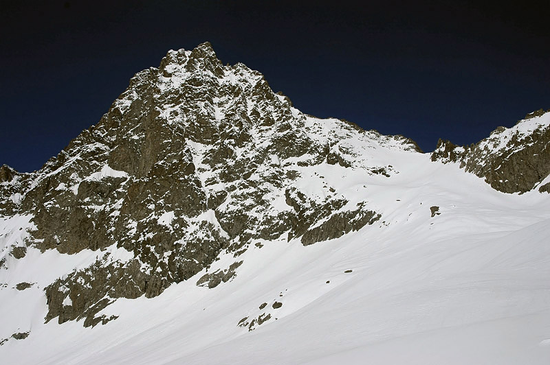 #11 Col de Burlan : A droite, la pente d Col de Burlan : A droite, la pente d'accès au col, avec l'aiguille du Plat de la Selle, imposante.
