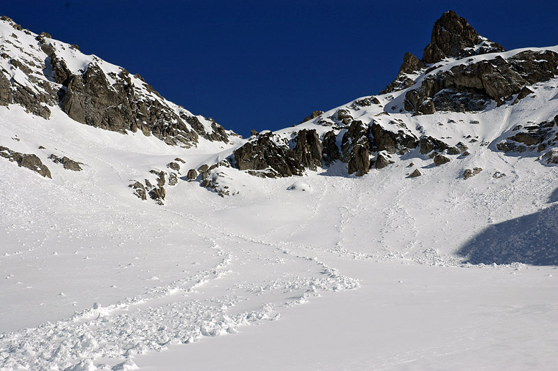 #4 Montée au col Dalloz : Le rétrécissement avant la dernière pente.
A droite, l Montée au col Dalloz : Le rétrécissement avant la dernière pente.
A droite, l'aiguille centrale du Soreiller