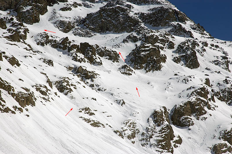 #12 Le début de la pente : Photo prise depuis le fond du vallon, au retour.
C Le début de la pente : Photo prise depuis le fond du vallon, au retour.
C'est donc la vision qu'on a le matin quand on se dit "Bou Diou, ça passe où ???"