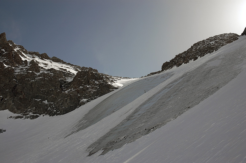 #3 Le col : deux bombements de glace à contourner par la droite Le col : deux bombements de glace à contourner par la droite