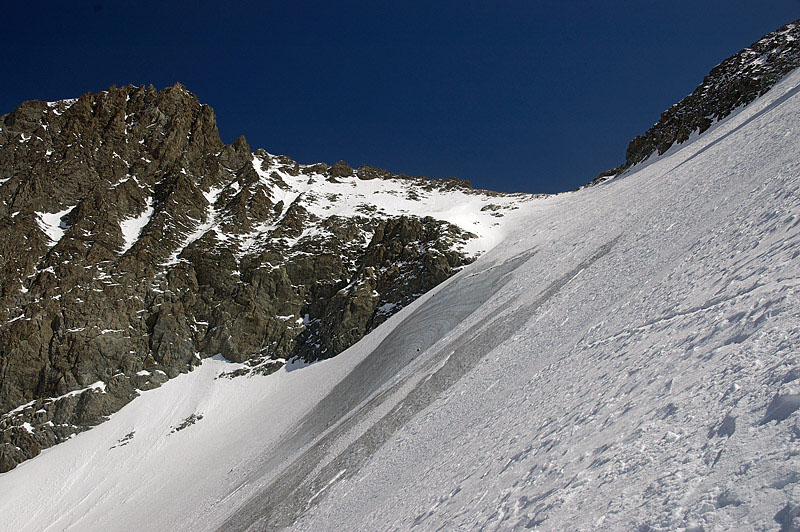 #4 Le col bis : ... et à aller chatouiller par le dessus dans une neige très irrégulière Le col bis : ... et à aller chatouiller par le dessus dans une neige très irrégulière