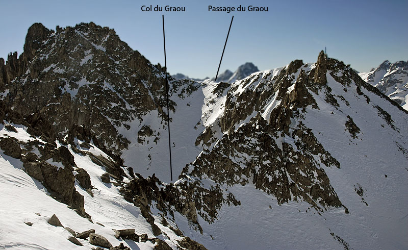 #1 Depuis le pique-nique : on voit bien le col et le passage du Graou, séparés par la bosse où est installé le relais radio.
La pente du passage du Graou donne accès au vallon du Soreiller. Depuis le pique-nique : on voit bien le col et le passage du Graou, séparés par la bosse où est installé le relais radio.
La pente du passage du Graou donne accès au vallon du Soreiller.