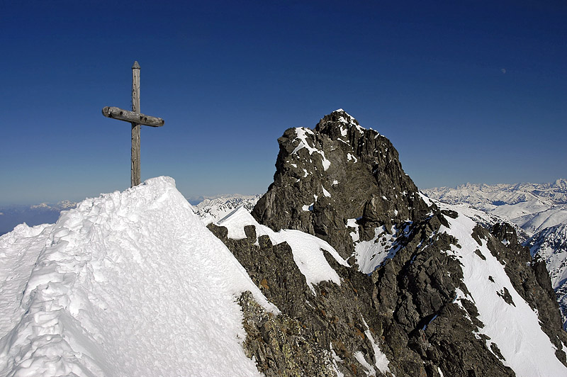 #10 La croix : Et voilà. Il n La croix : Et voilà. Il n'y a plus que de la descente (ou presque !). Alors maintenant, un bon casse-croûte avant d'en profiter...