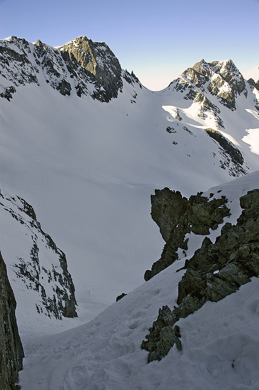 #6 Col de la Balmette : La descente des premiers mètres se fera à pieds...
Au fond, le col de Freydane, pour tout à l Col de la Balmette : La descente des premiers mètres se fera à pieds...
Au fond, le col de Freydane, pour tout à l'heure.