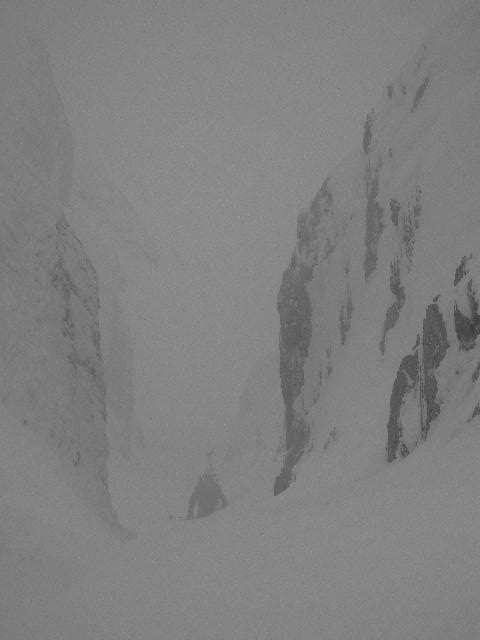 #1 Aiguille de la Pennaz, NE : Laurent dans la deuxieme etroiture du couloir du bas . Le temps n Aiguille de la Pennaz, NE : Laurent dans la deuxieme etroiture du couloir du bas . Le temps n'est pas fameux fameux ...